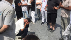 istanbulda kontrolden cikan minibus durakta bekleyen kadina carpti UqiYQ6gF