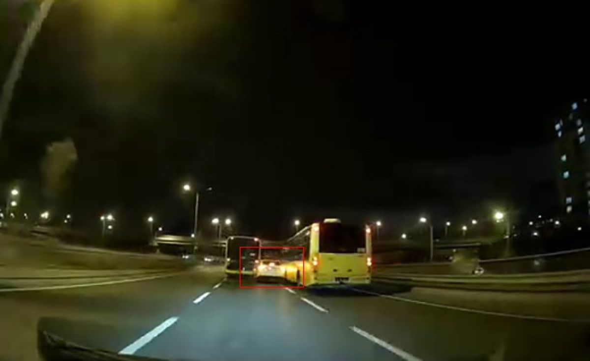 istanbulda makas atan otomobil 2 otobuse birden carpti 0 AvpEpTH8