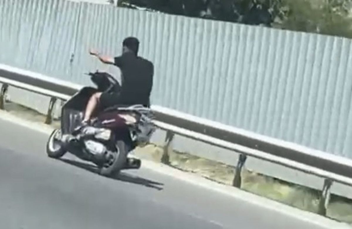 istanbulda motosikletlinin tek teker uzerinde tehlikeli yolculugu kamerada 0 KrC1I7gT