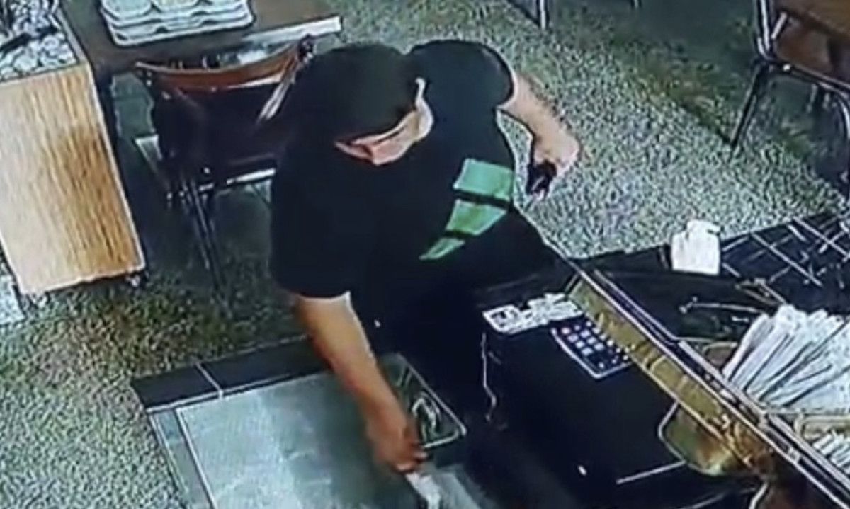 istanbulda restorandan icerisinde bin dolar ve 10 bin tl olan cuzdani caldi 0