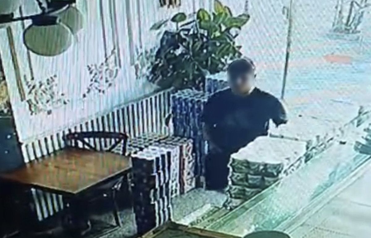 istanbulda restorandan icerisinde bin dolar ve 10 bin tl olan cuzdani caldi 1 DYBl9dcW