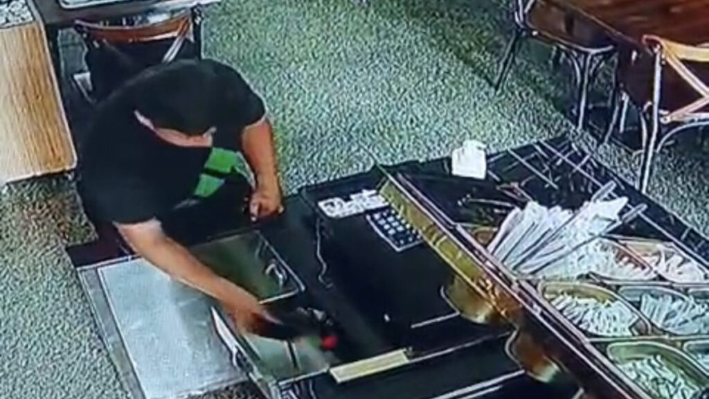 istanbulda restorandan icerisinde bin dolar ve 10 bin tl olan cuzdani caldi 8HwLBZ8S