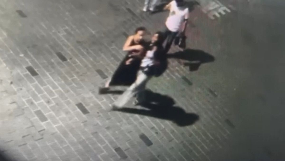 istanbulda sohbet bahanesiyle koluna girdigi kadinin telefonunu gasbetti 0 pv4QWgbM