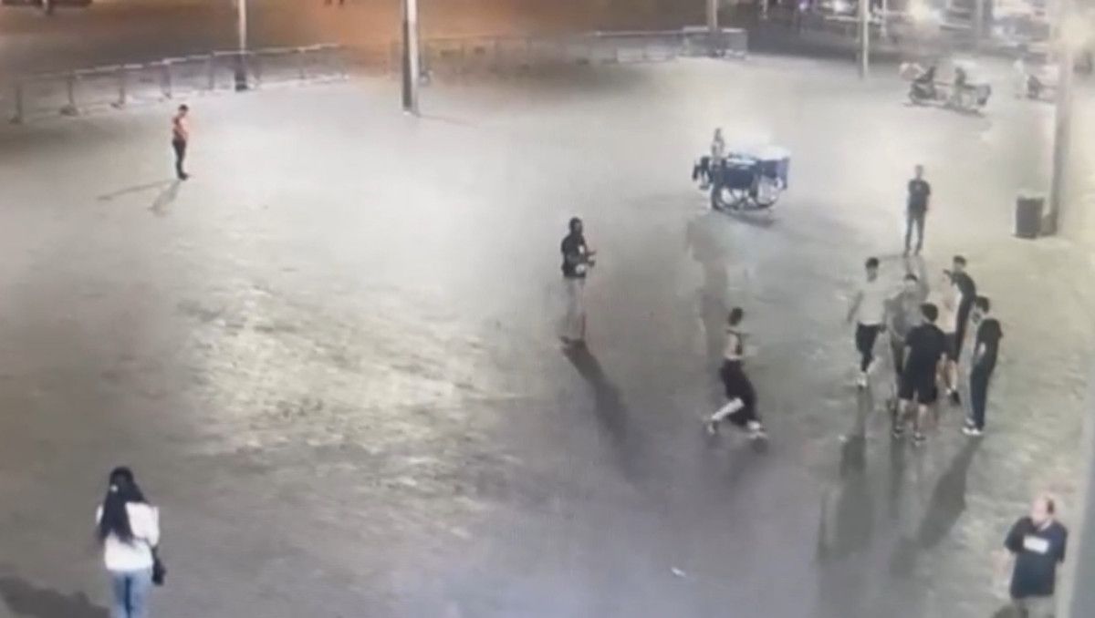 istanbulda sohbet bahanesiyle koluna girdigi kadinin telefonunu gasbetti 1