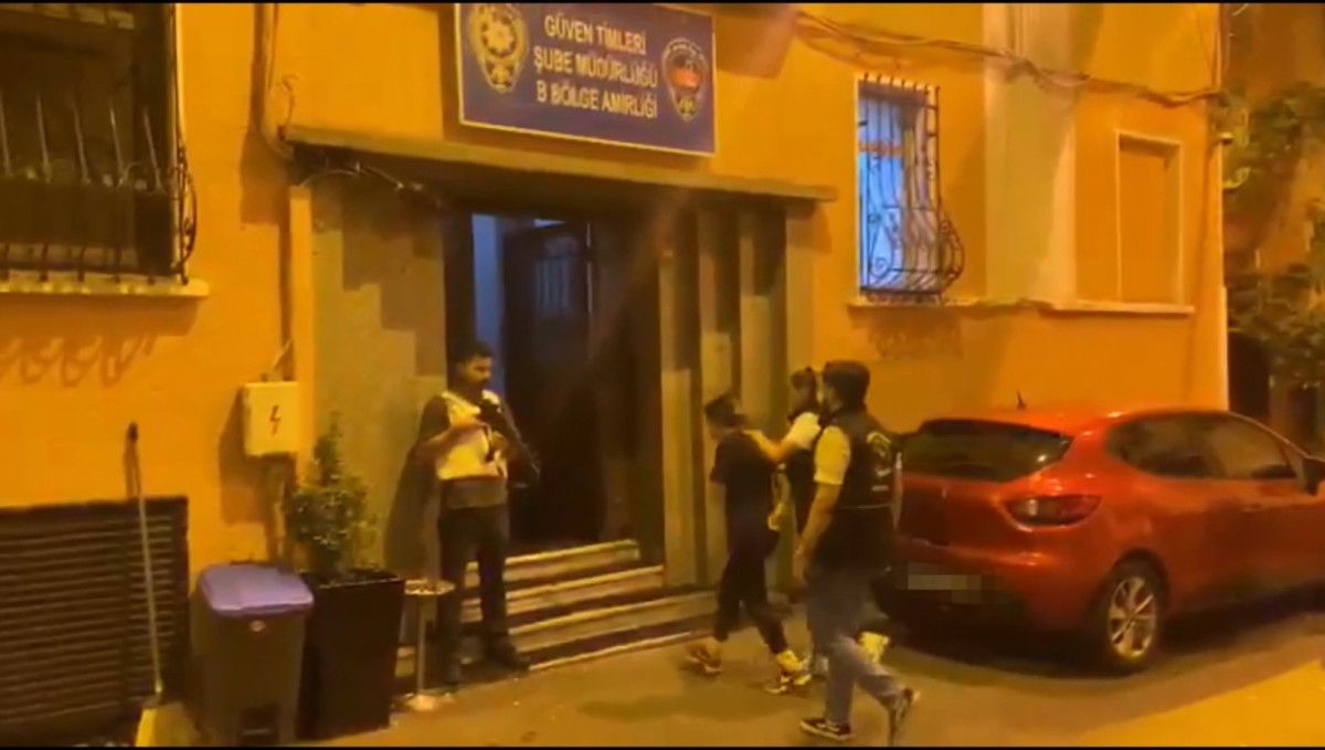 istanbulda sohbet bahanesiyle koluna girdigi kadinin telefonunu gasbetti 3 s3jSy1hN