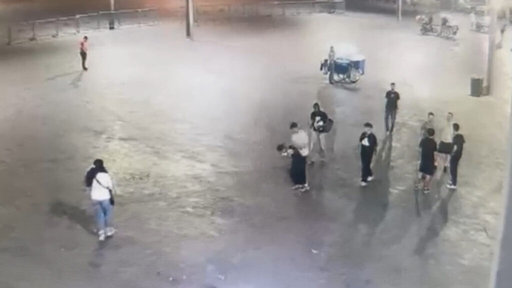 istanbulda sohbet bahanesiyle koluna girdigi kadinin telefonunu gasbetti w1kilqLK