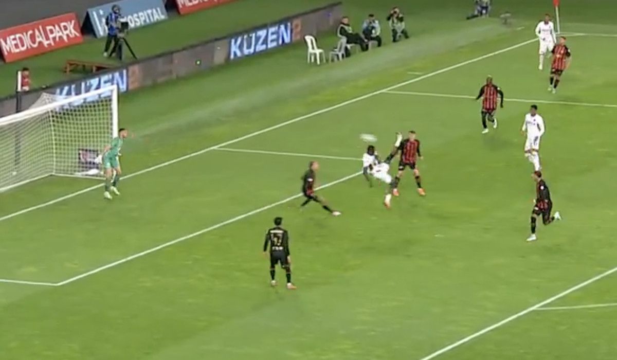 İzleyenleri büyüledi: Trabzonspor'da Paul Onuachu'dan inanılmaz gol 3 izleyenleri buyuledi trabzonsporda paul onuachudan inanilmaz gol 2 JJBHdzF8