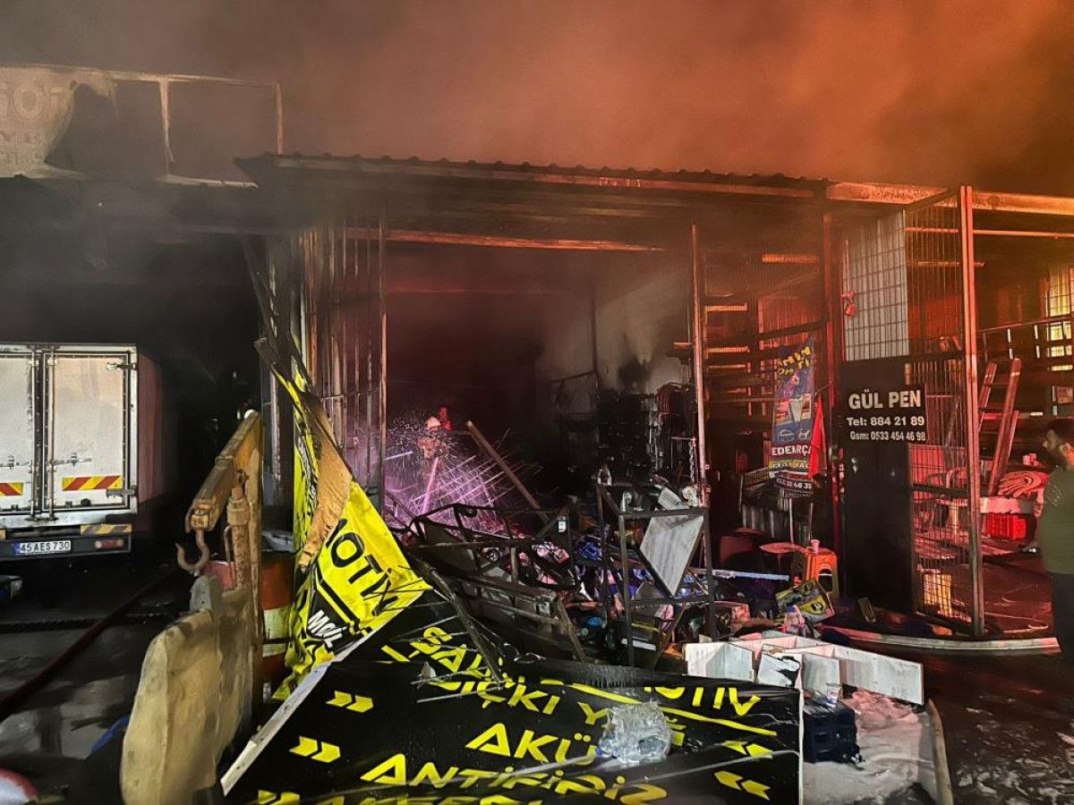 izmirde yanginda 8 is yeri ve 3 arac kule dondu 0 4CVLFGNd