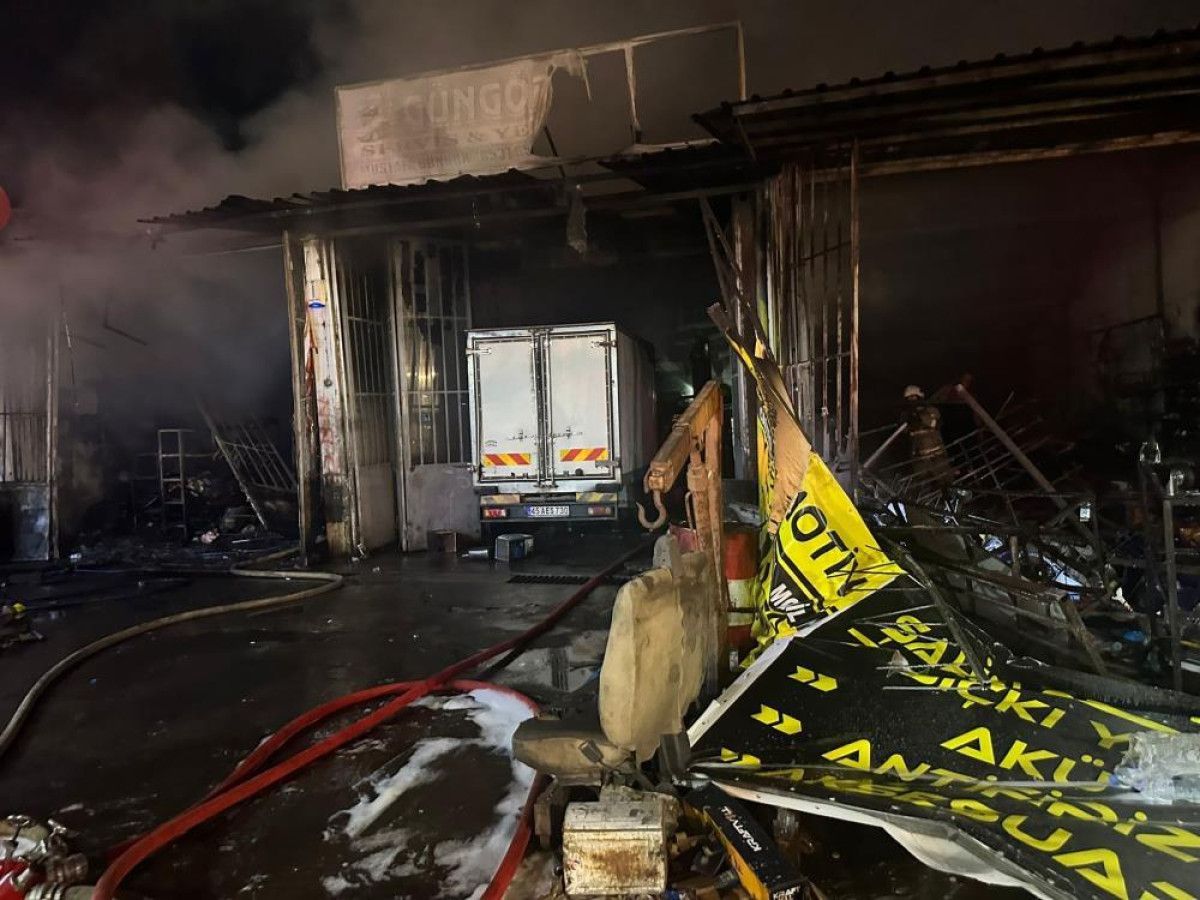 izmirde yanginda 8 is yeri ve 3 arac kule dondu 1 LiCOTh7X