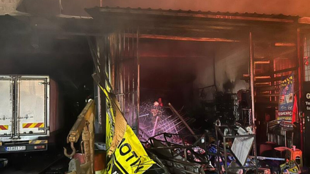 izmirde yanginda 8 is yeri ve 3 arac kule dondu CeFQRPHm