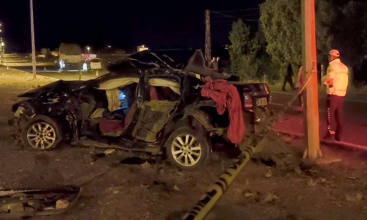 karsta kereste yuklu kamyonla carpisan otomobilin surucusu oldu 0