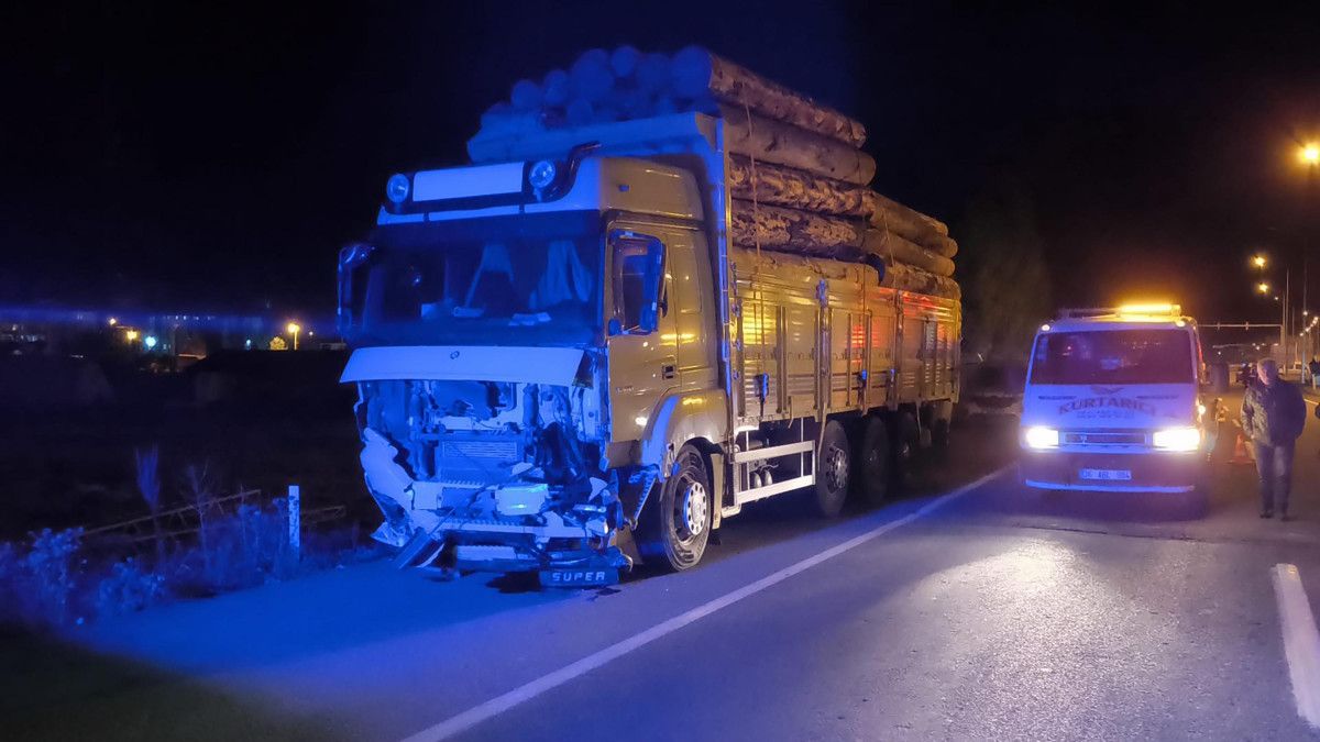 karsta kereste yuklu kamyonla carpisan otomobilin surucusu oldu 2 J7vXrbCJ