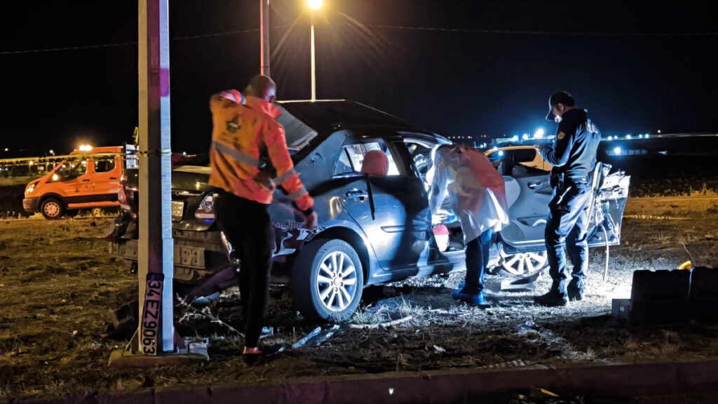 karsta kereste yuklu kamyonla carpisan otomobilin surucusu oldu YRT1GX2F