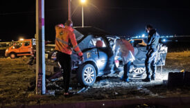 karsta kereste yuklu kamyonla carpisan otomobilin surucusu oldu YRT1GX2F