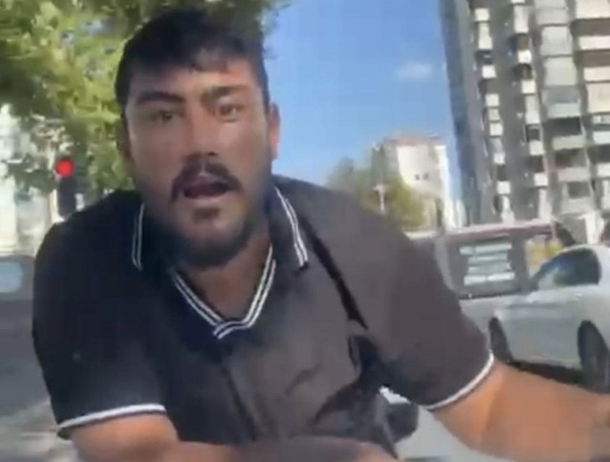 kayseride cam silme bahanesiyle arac kaputuna yatip para istedi tutuklandi 0 VE8VcW2l