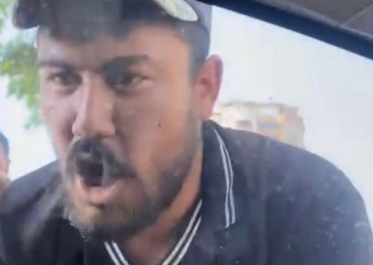 kayseride cam silme bahanesiyle arac kaputuna yatip para istedi tutuklandi 1 GlD2FGN8