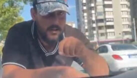 kayseride cam silme bahanesiyle arac kaputuna yatip para istedi tutuklandi dTtah4Cb