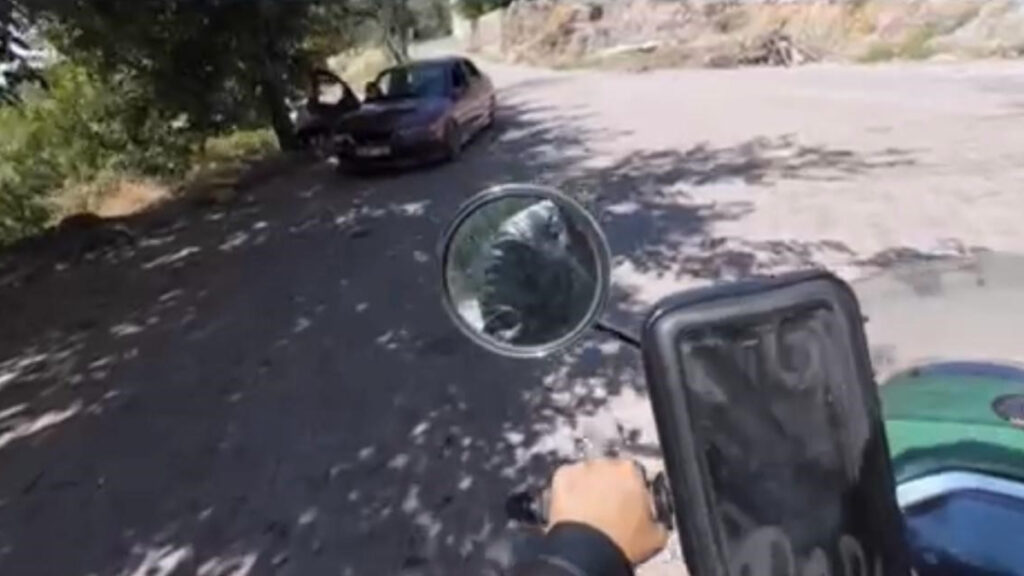 kayseride motosikletli gezgine once hakaret ettiler sonra tasla kovaladilar FN8fQkIi