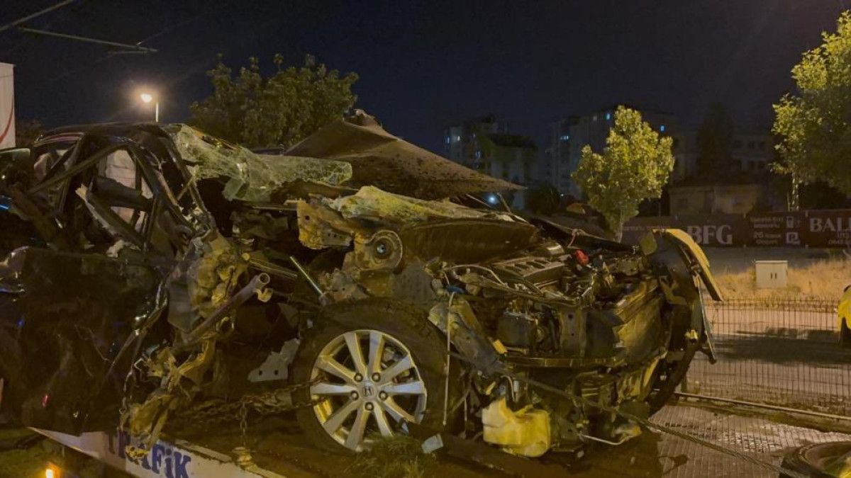 kayseride tramvay yoluna ucan otomobil hurdaya dondu 1 olu 0 HGCduJvz