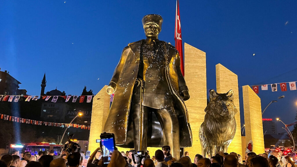 kecioren belediyesinden ataturk ve bozkurt heykeli 23OkZjgQ