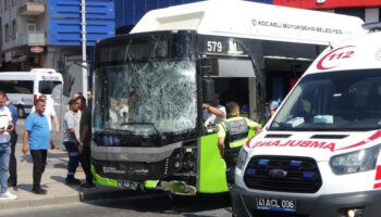 kocaelide belediye otobusu ile kamyonet carpisti 1i cocuk 6 yarali V5MzFHdS