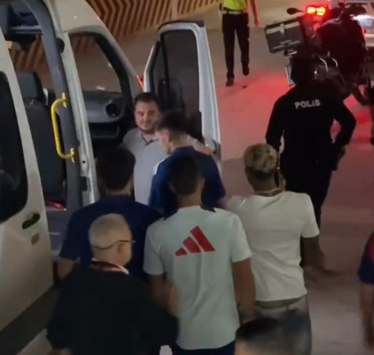 Lamine Yamal pasaportunu kaybetti 3 lamine yamal pasaportunu kaybetti 2 1DhWn4mJ