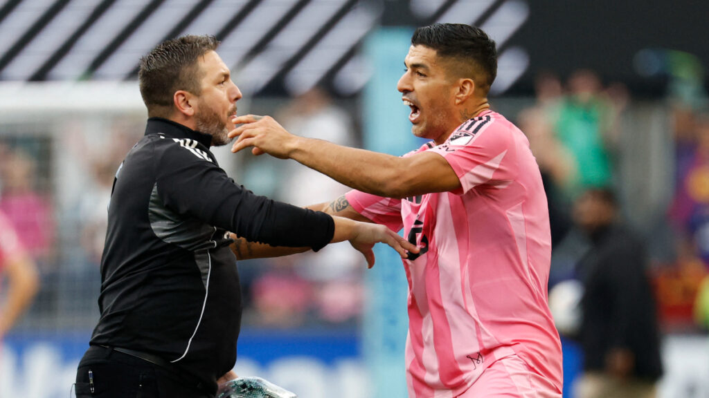 luis suarez rakip antrenore tukurdu H4b2Vs3f