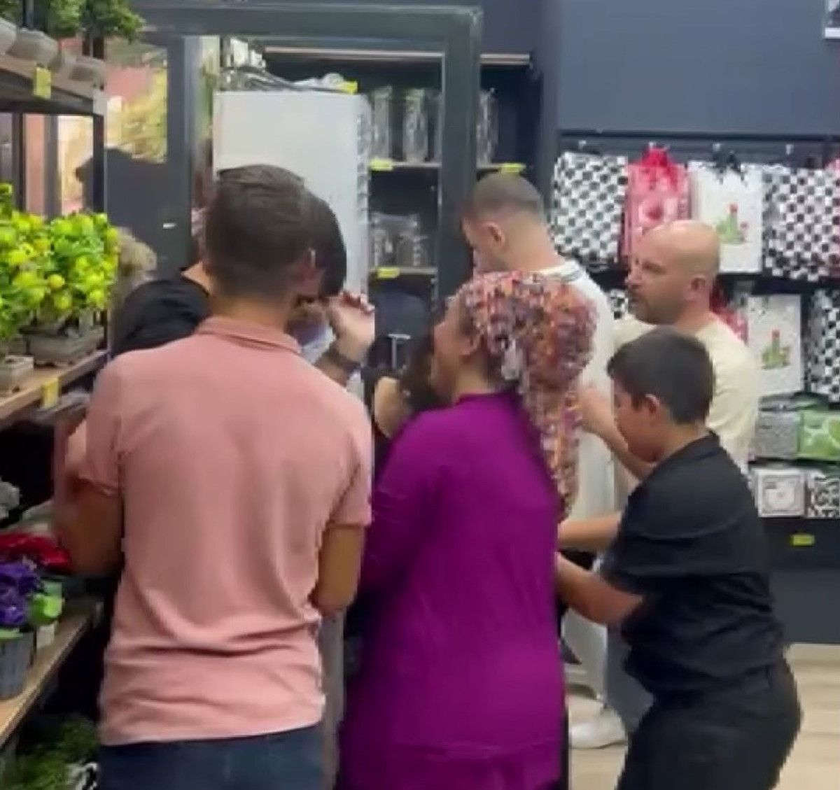 manisada magaza acilisinda izdiham yasandi 1 TkHyNgsh