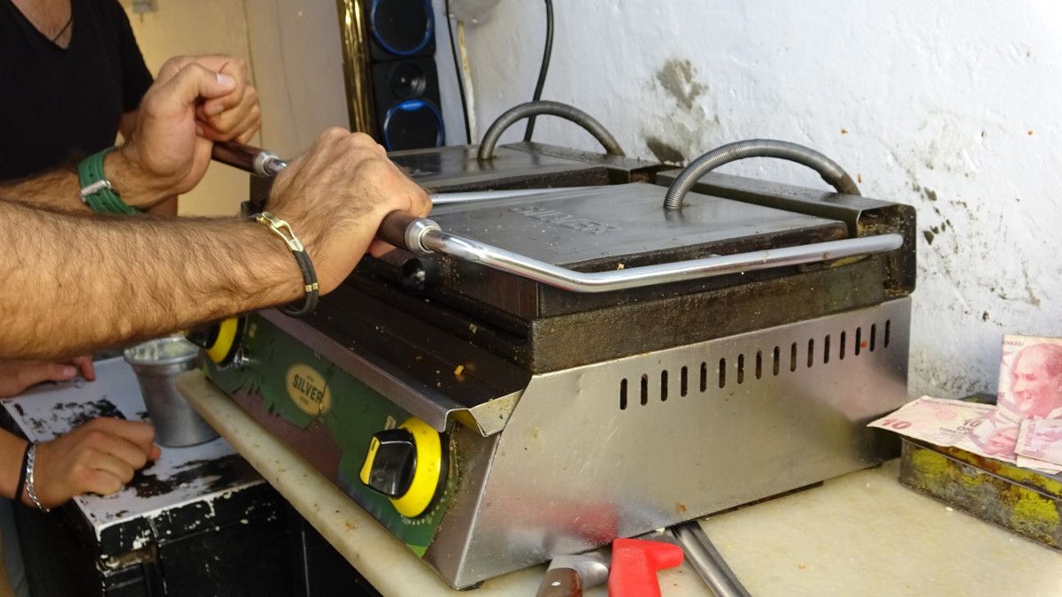 mardinde 3 metrekarelik dukkanla cocuklarini okuttu 3 OwHq75t6