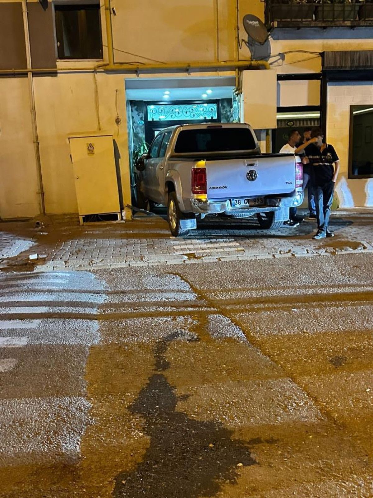 mardinde dur ihtarina uymayan arac apartmana daldi 2 XL2edqM1