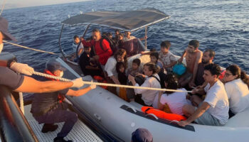 marmariste suruklenen bottaki 35 kacak gocmen kurtarildi Lgm65FQK