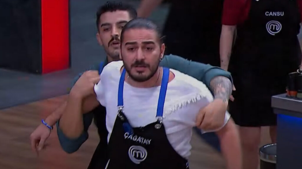 masterchefte yarismaci mehmet yalcinkayanin uzerine yurudu 6OdfPWB5