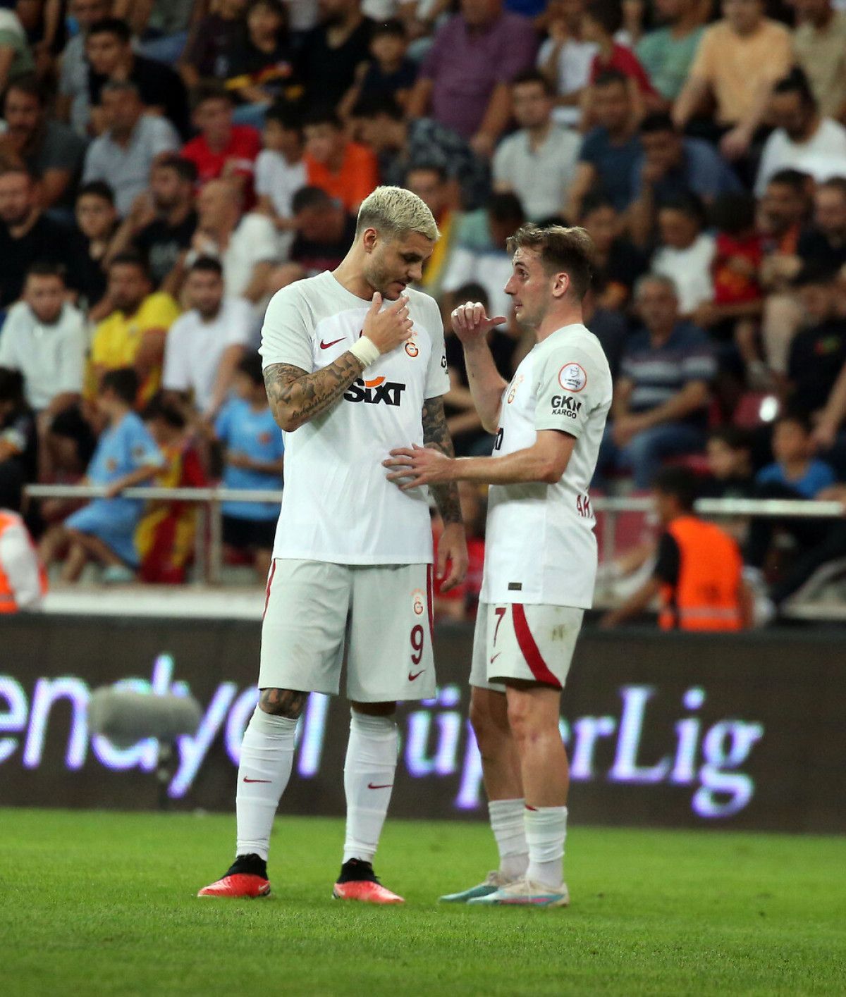 mauro icardiden kerem akturkogluna bir gonderme daha 2 KFNK1A6I