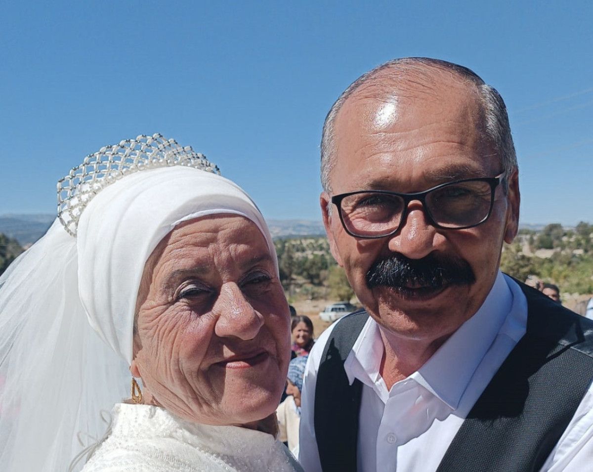 mersinde 4 cocuk 9 torun sahibi cift dugunlerini 40 yil sonra yapti 0