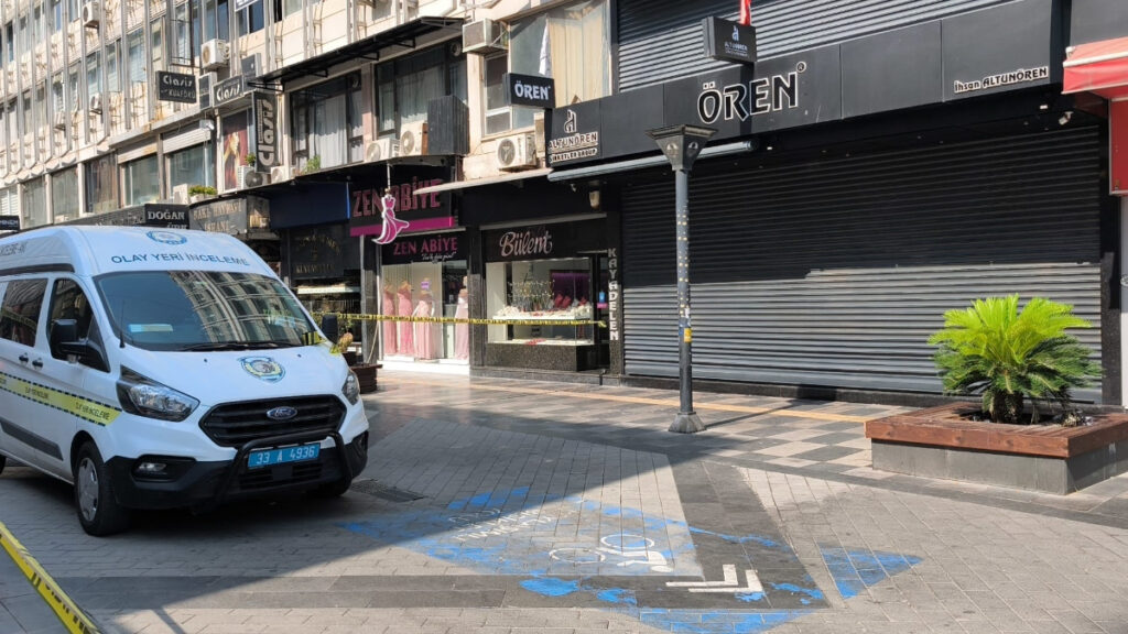 mersinde maskeli 4 kisi kuyumcuyu soydu mMVVmKnz