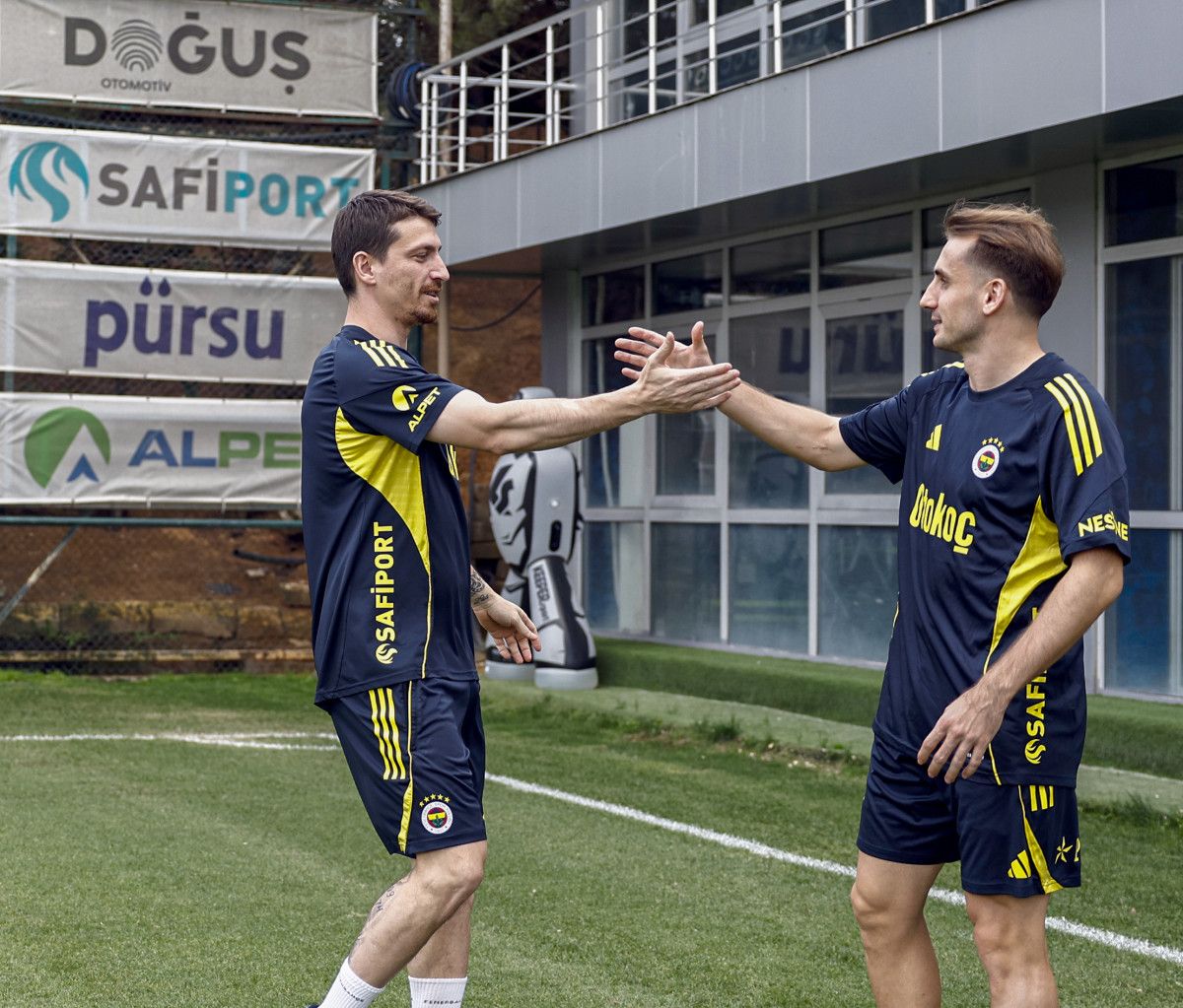 mert hakan yandasla sarildi kerem akturkoglu ilk idmanina cikti 0 az3abMhJ