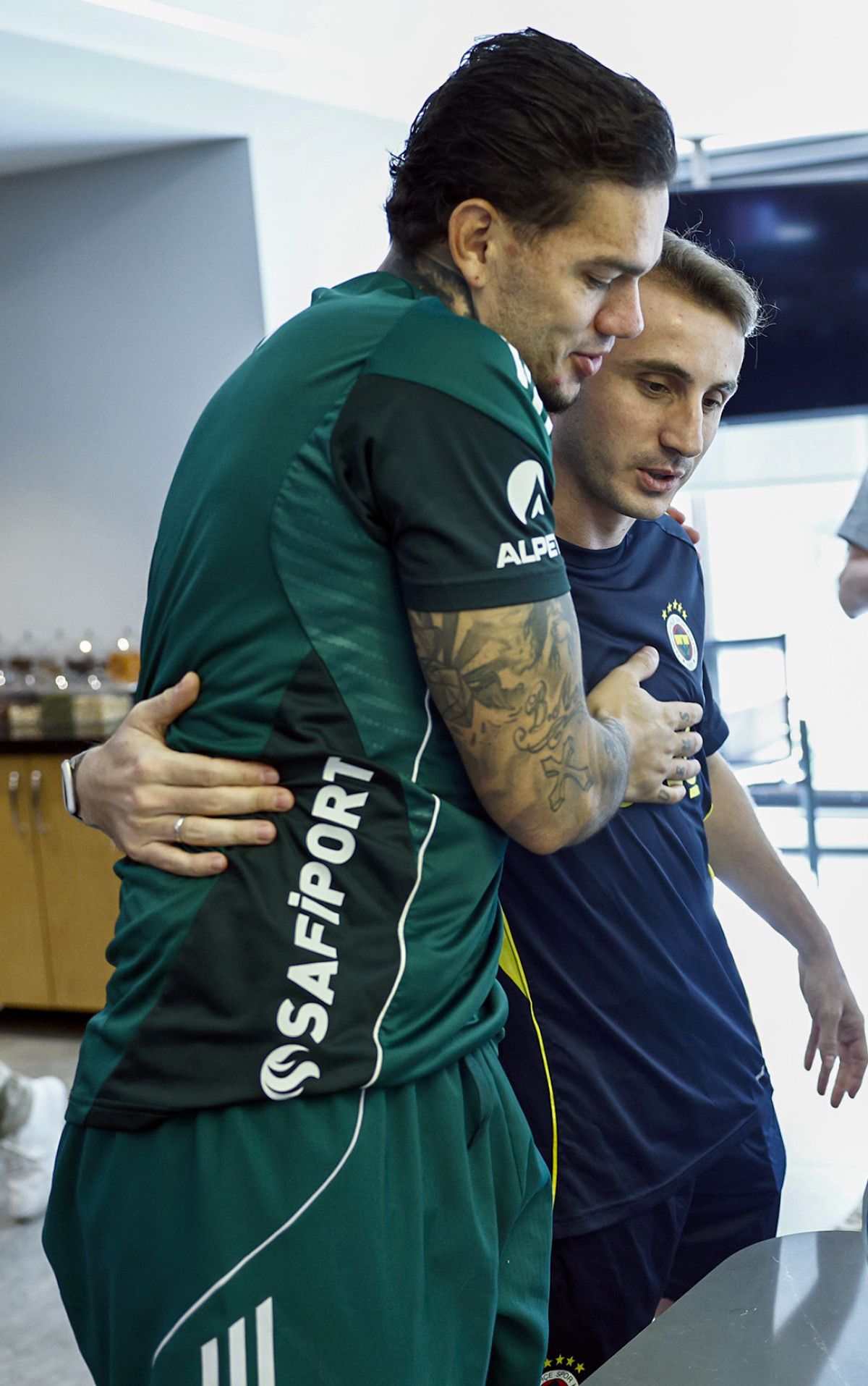 mert hakan yandasla sarildi kerem akturkoglu ilk idmanina cikti 11 4XbFeSna