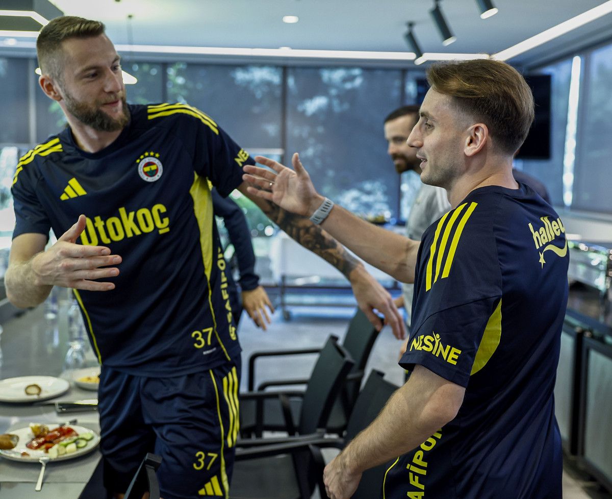 mert hakan yandasla sarildi kerem akturkoglu ilk idmanina cikti 13 yL9zX4uO