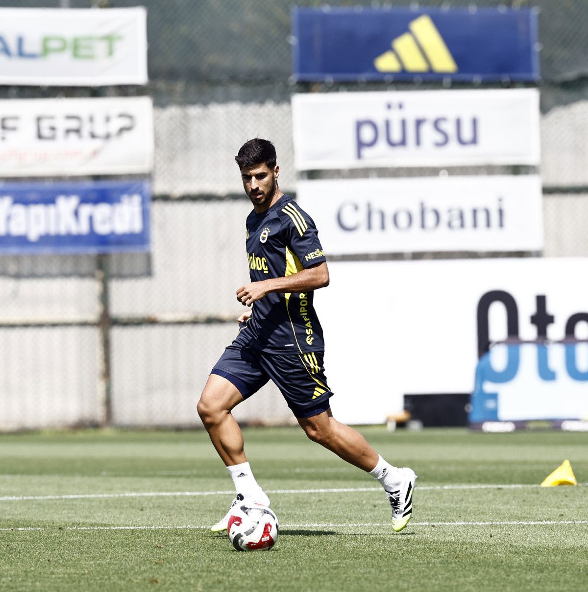 mert hakan yandasla sarildi kerem akturkoglu ilk idmanina cikti 14 EzRrIJXu