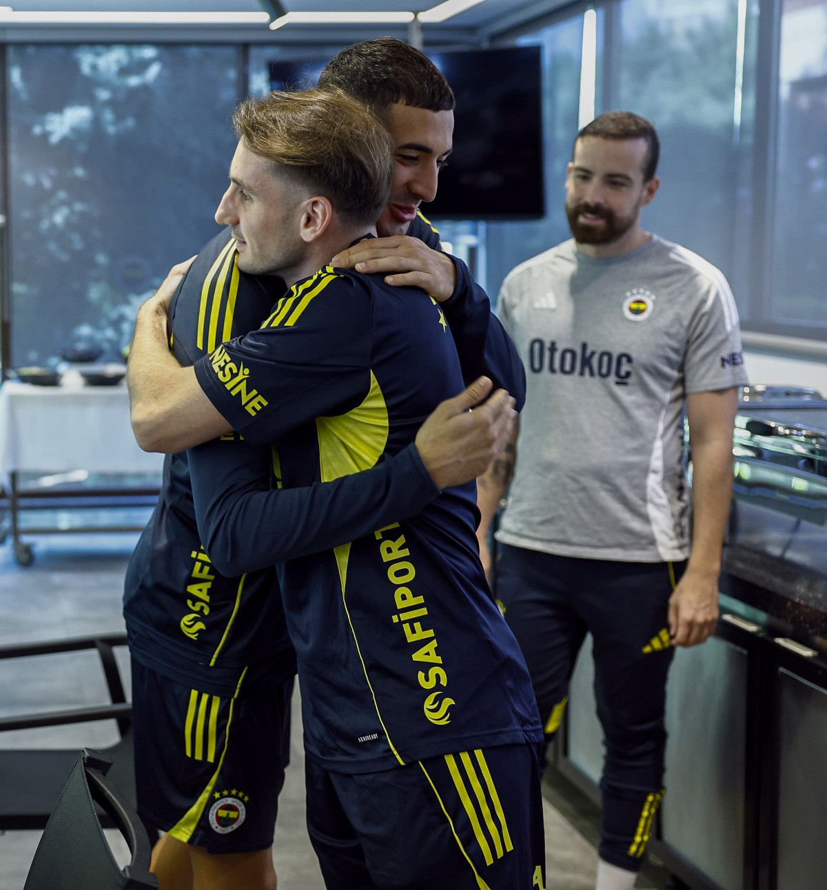 mert hakan yandasla sarildi kerem akturkoglu ilk idmanina cikti 15 fi1jlJPv