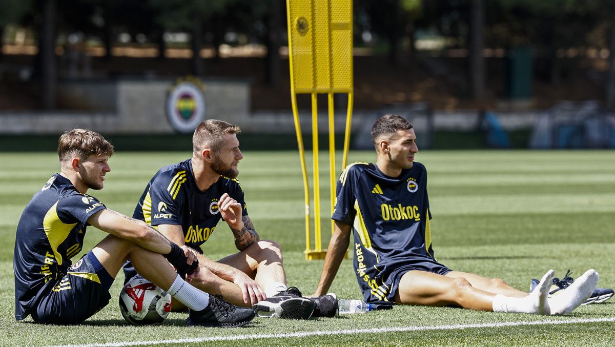 mert hakan yandasla sarildi kerem akturkoglu ilk idmanina cikti 16 VyV7eB6h