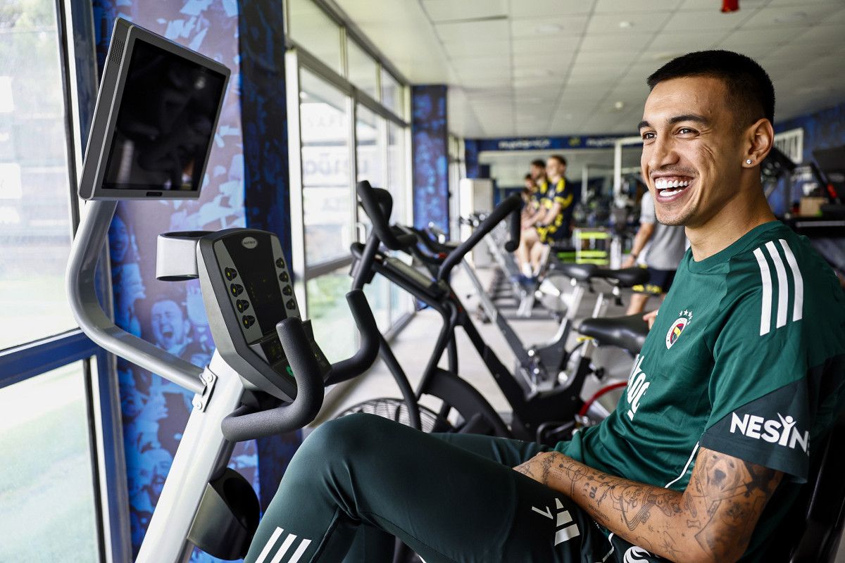 mert hakan yandasla sarildi kerem akturkoglu ilk idmanina cikti 2 UdhCXQSF