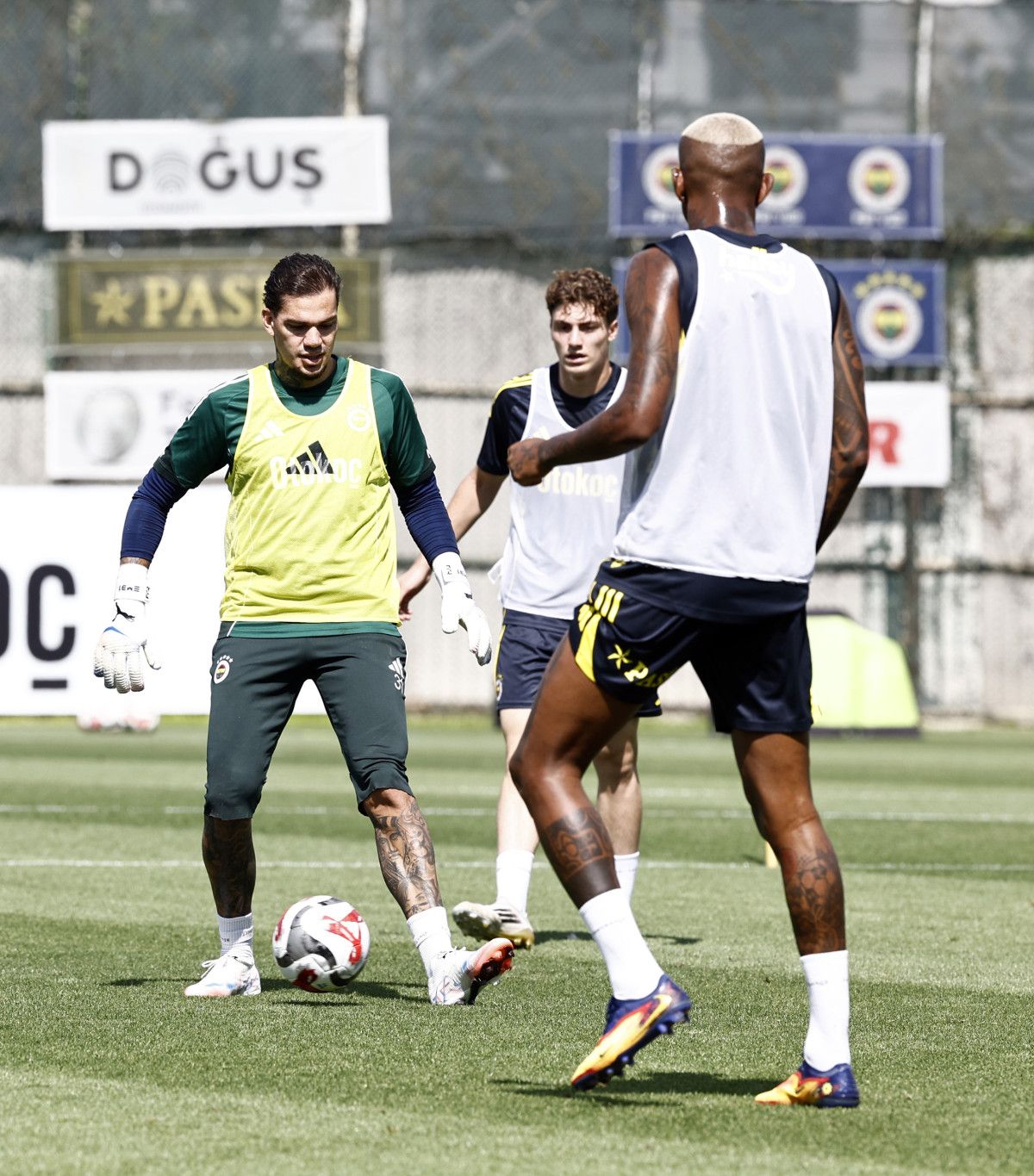 mert hakan yandasla sarildi kerem akturkoglu ilk idmanina cikti 5 kTTvn8jC