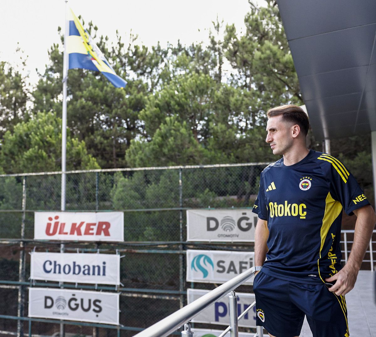 mert hakan yandasla sarildi kerem akturkoglu ilk idmanina cikti 8 UyU58NkZ