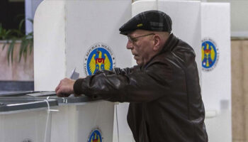 moldovada halk parlamento secimi icin sandik basinda C2gxg3C2