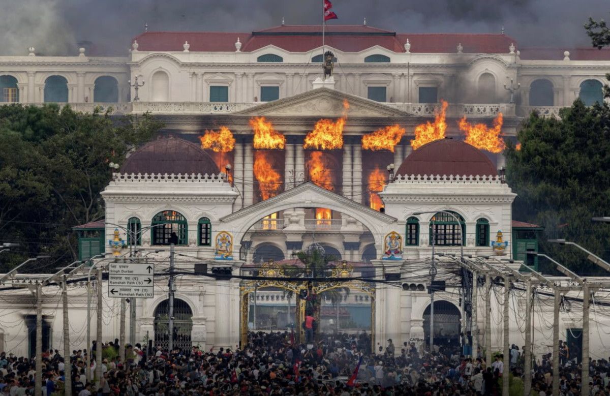 nepal karisti parlamento binasi atese verildi bakanlar dovuldu 1 ydzX8FTw