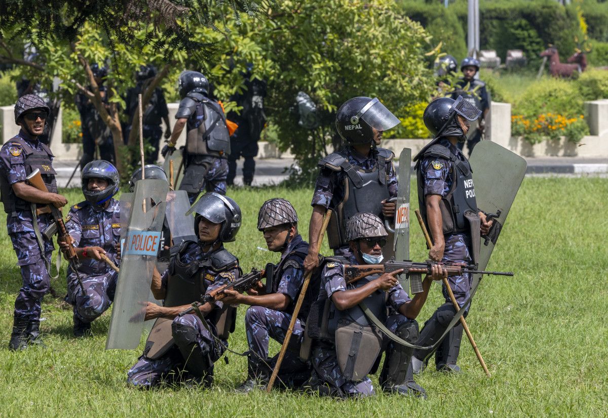 nepal karisti parlamento binasi atese verildi bakanlar dovuldu 10