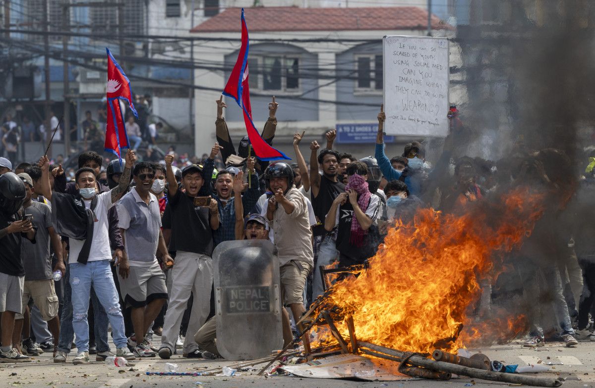 nepal karisti parlamento binasi atese verildi bakanlar dovuldu 2
