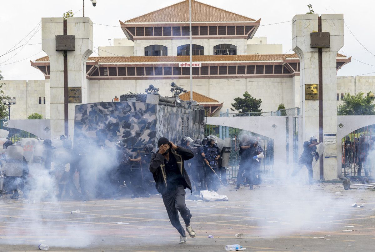 nepal karisti parlamento binasi atese verildi bakanlar dovuldu 3 4KsnLP7C