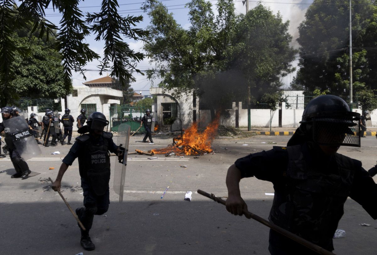 nepal karisti parlamento binasi atese verildi bakanlar dovuldu 7 p1JTs2dP